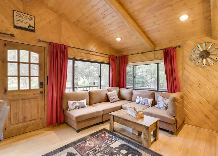 Creekside Sleep Vacation + Deck & Grill *