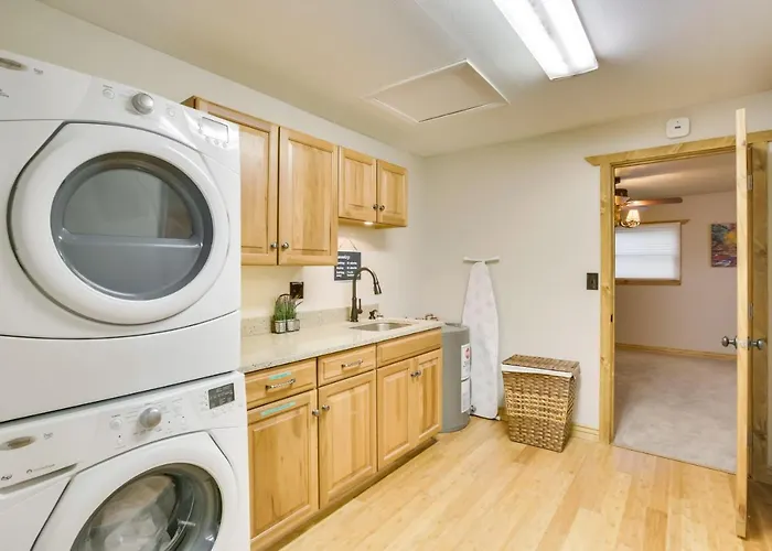Creekside Sleep Vacation + Deck & Grill Holiday home *