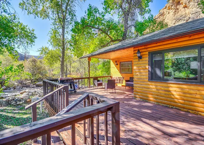 Creekside Sleep Vacation + Deck & Grill Ten Sleep