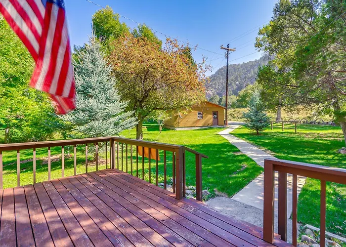Creekside Sleep Vacation + Deck & Grill *