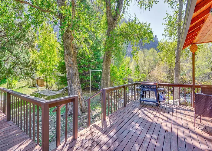 Creekside Sleep Vacation + Deck & Grill Ten Sleep